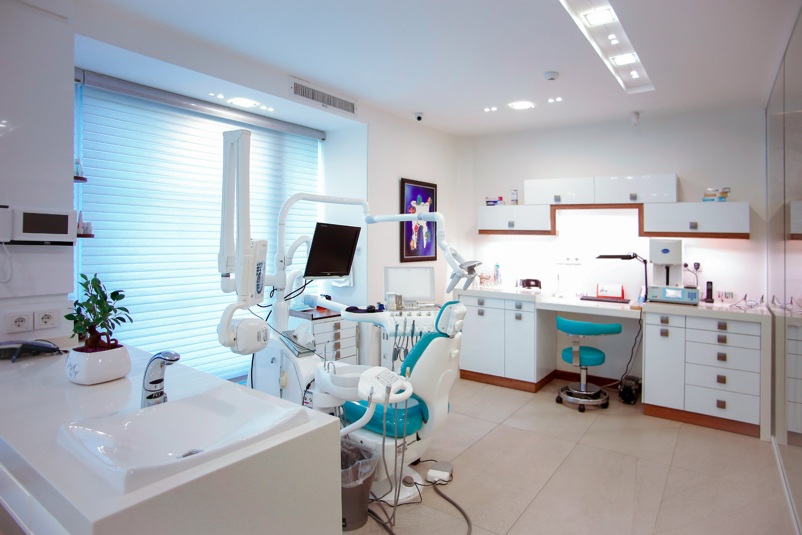 A clean dentist's operatory