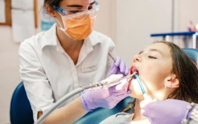 Los CDC advierten de la presencia de bacterias en las líneas de agua dentales después de que los niños se infecten
